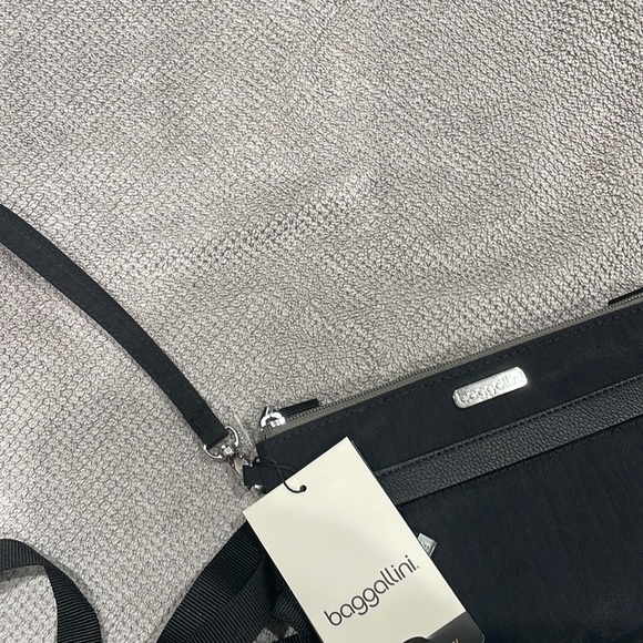 Baggallini- multiple option black bag. Cross body, over shoulder or wristlet. - Picture 9 of 10